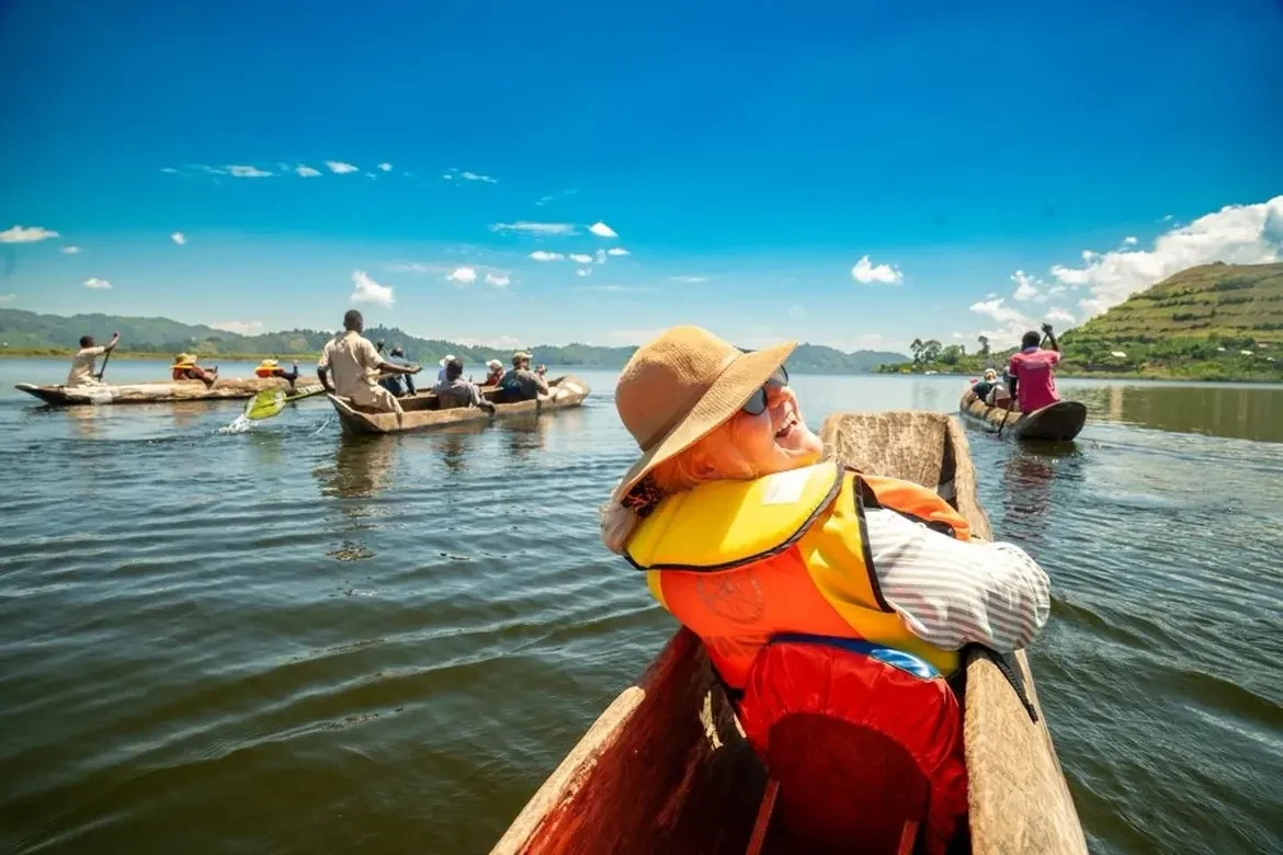 Invitados disfrutando de una canoa tradicional en el lago Mutanda