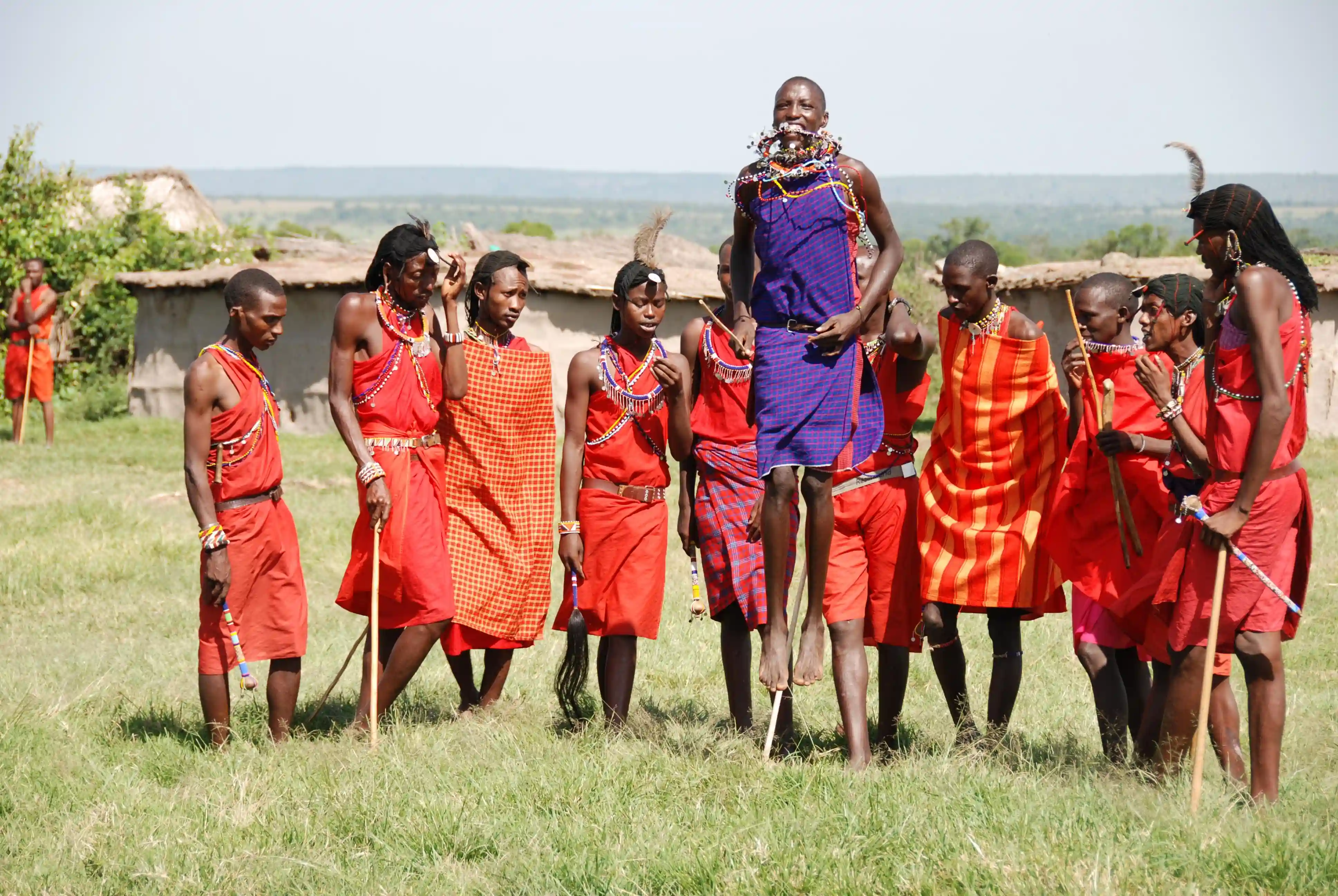Maasai-Leute führen traditionellen Sprungtanz während einer kulturellen Erfahrung in Makuyuni, Tansania Safari aus