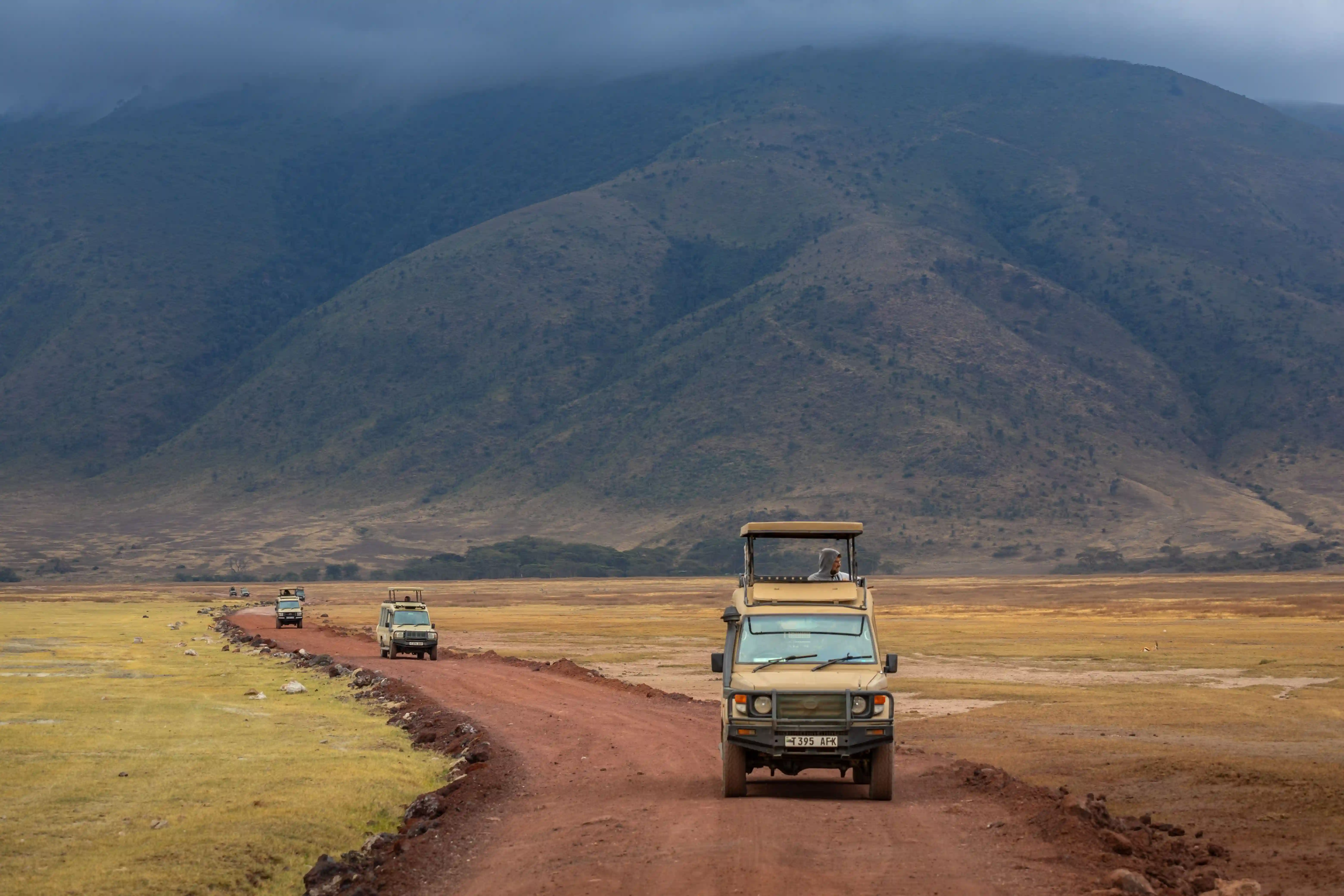 Safarifahrzeug, das während einer Tansania-Safari am Ngorongoro-Kratersee ankommt