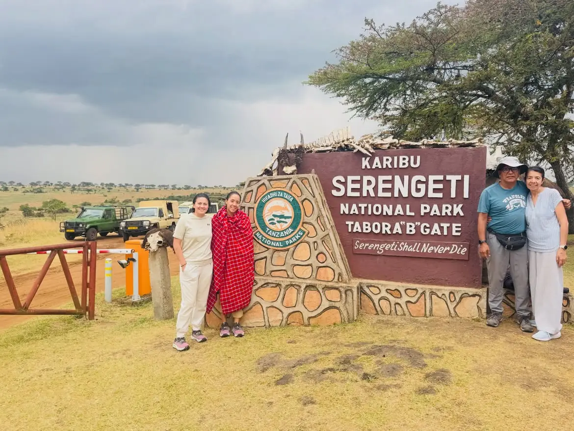 Invité prenant une photo après le safari dans le Serengeti