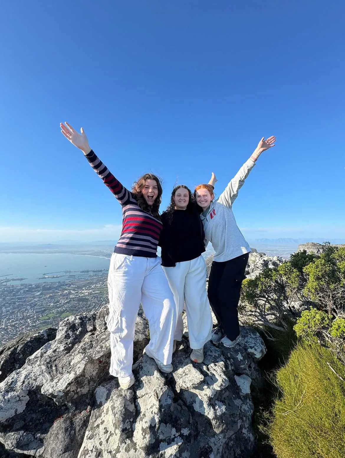 Un turista hizo senderismo en la Table Mountain en Sudáfrica